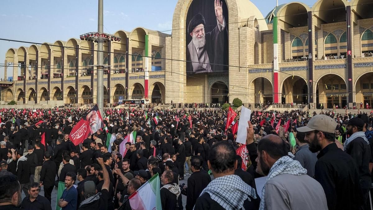 Multitudes en Teherán inician el funeral de seis días por el ayatolá Jamenei