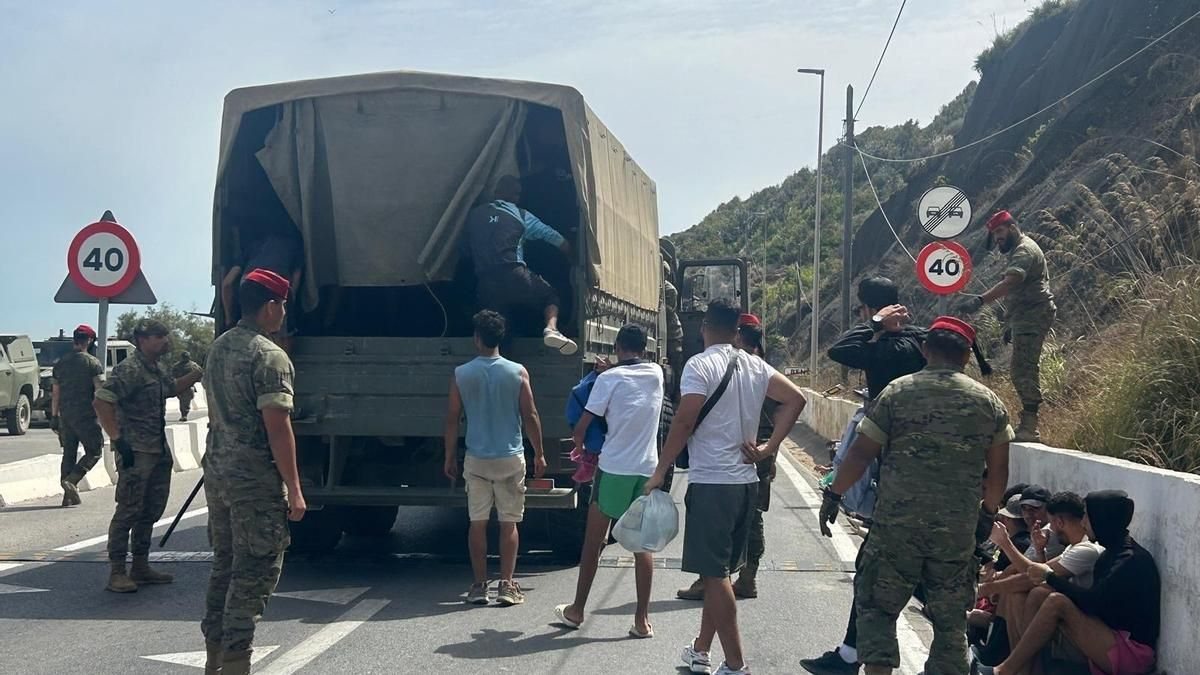 Militares trasladan en camiones a migrantes hasta la frontera de Ceuta, según una ONG