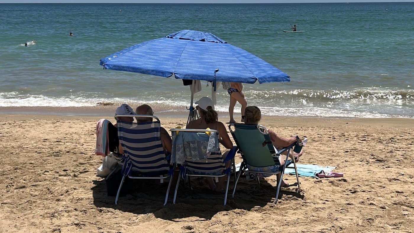 Catorce comunidades activan avisos por temperaturas extremas en el inicio de una ola de calor