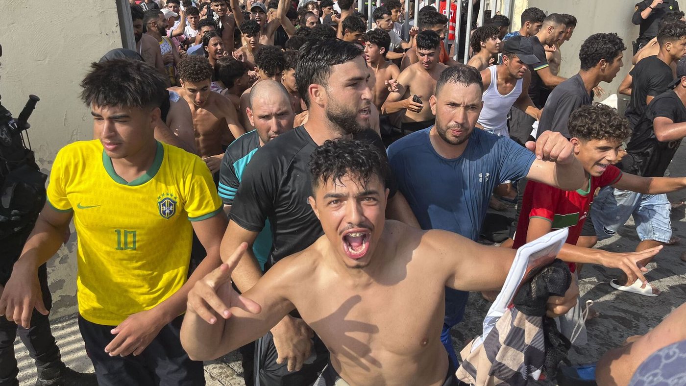 Marlaska viaja a Ceuta ante la crisis migratoria mientras PP y Vox responsabilizan a Sánchez