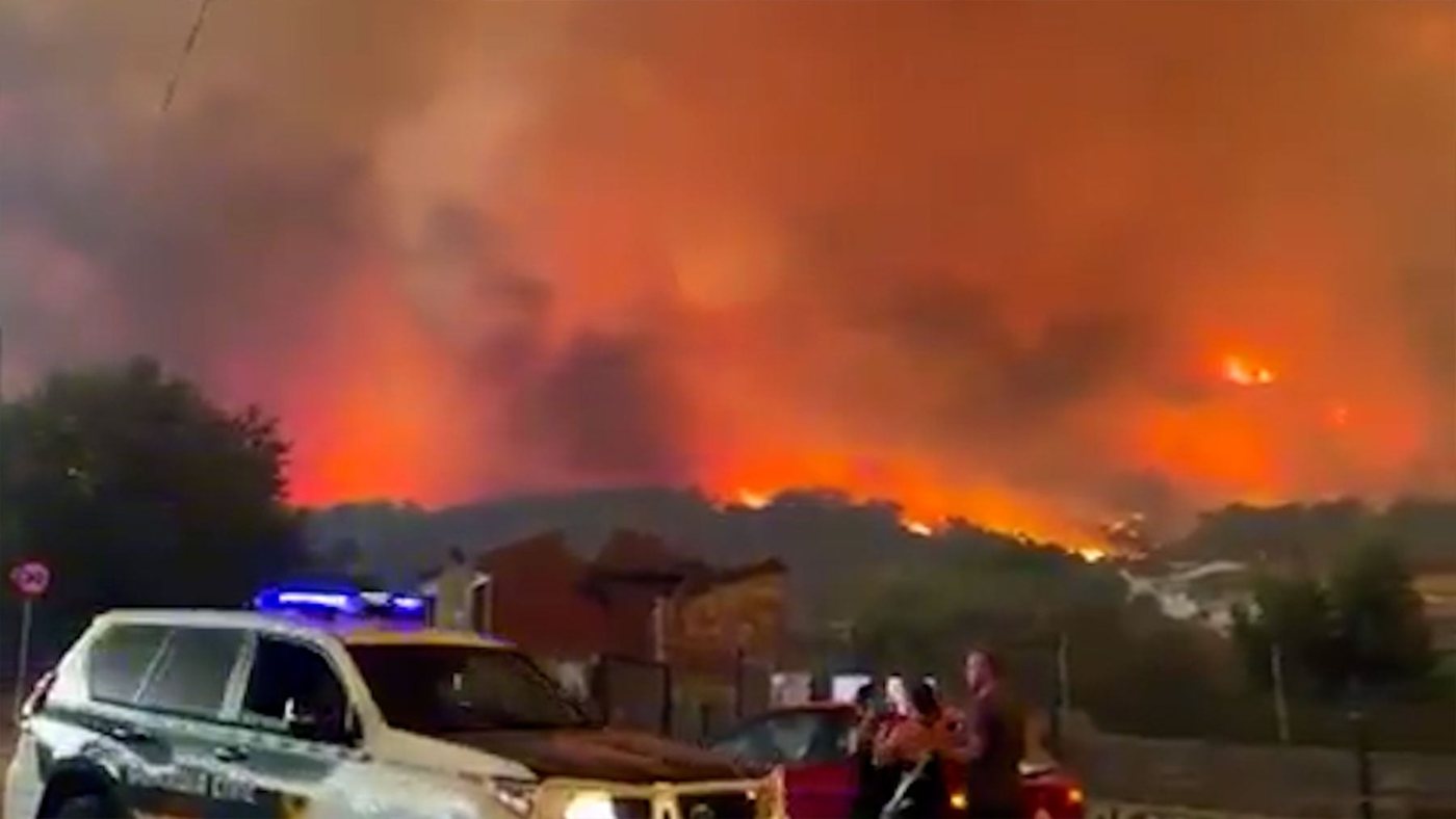 La noche cae sobre la Sierra Oeste de Madrid con el incedio descontrolado, en su punto «álgido» y con 60.000 personas evacuadas o confinadas