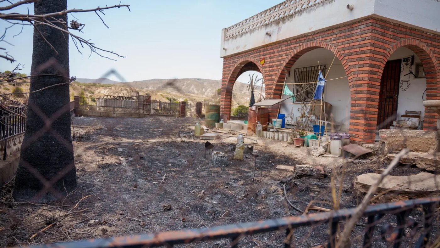 El incendio de Almería deja 13 muertos y una vuelta a casa marcada por la ceniza y la falta de suministros