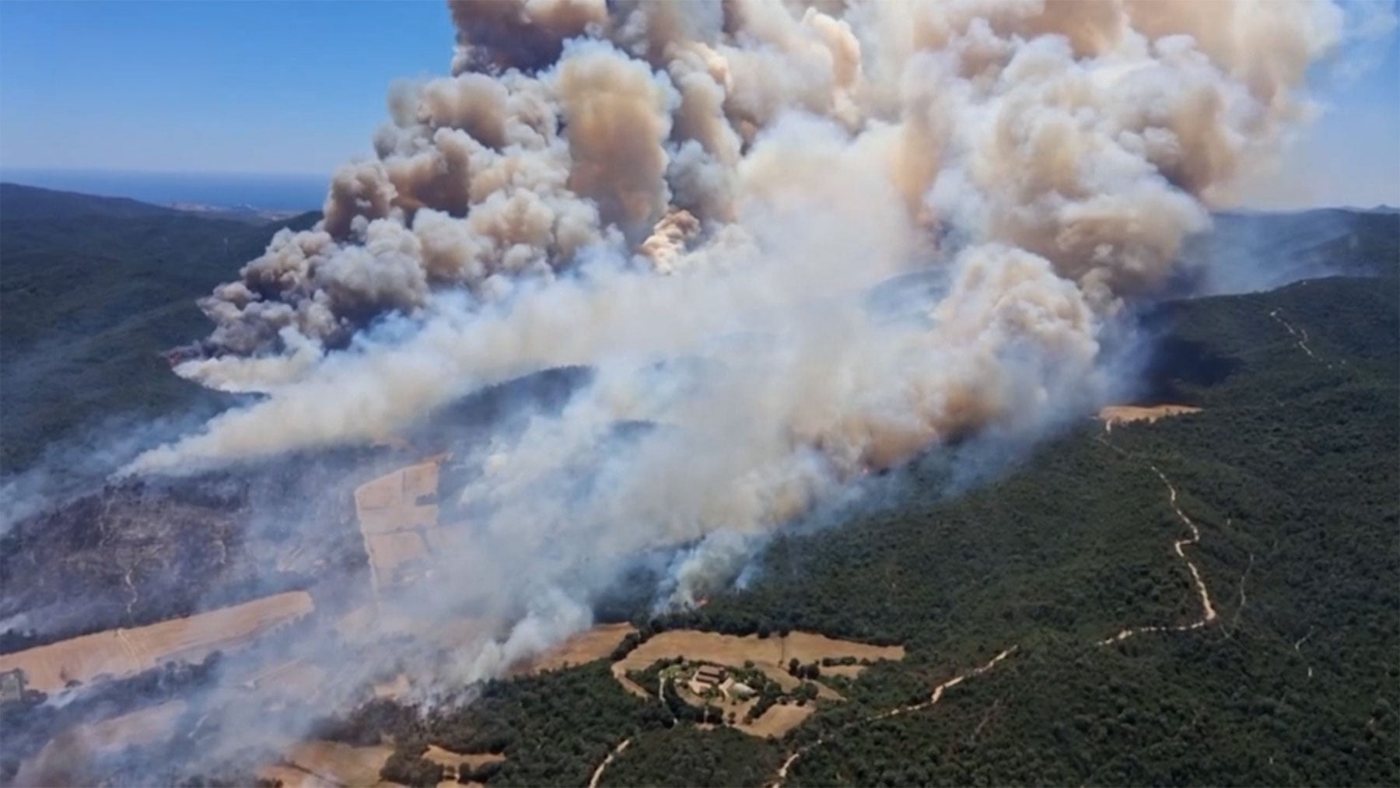 El incendio en La Bisbal del Ampurdán arrasa 1.280 hectáreas y obliga a confinar 12 localidades
