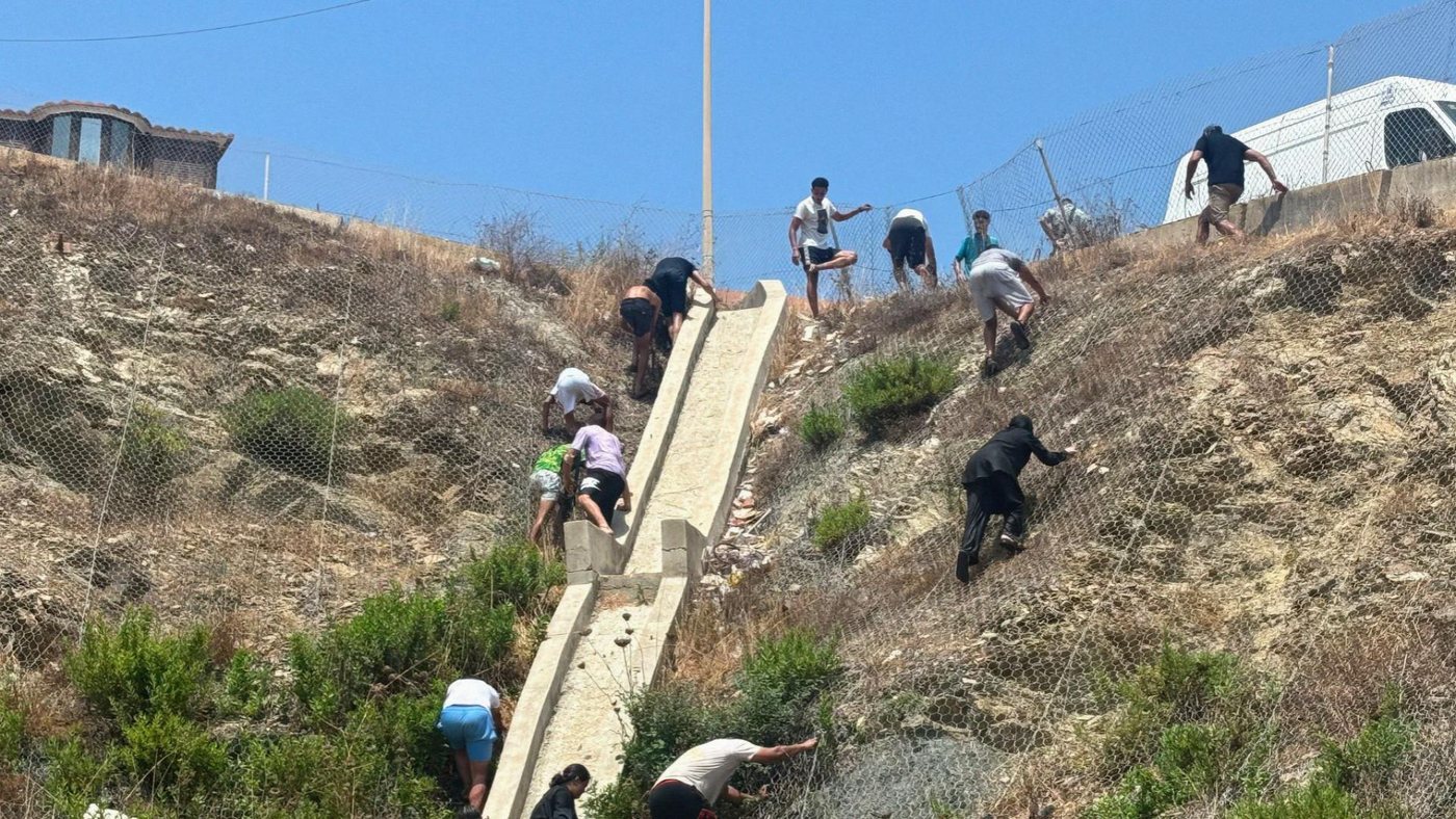 Ceuta afronta una crisis migratoria con cientos de llegadas diarias y reclamos de emergencia nacional