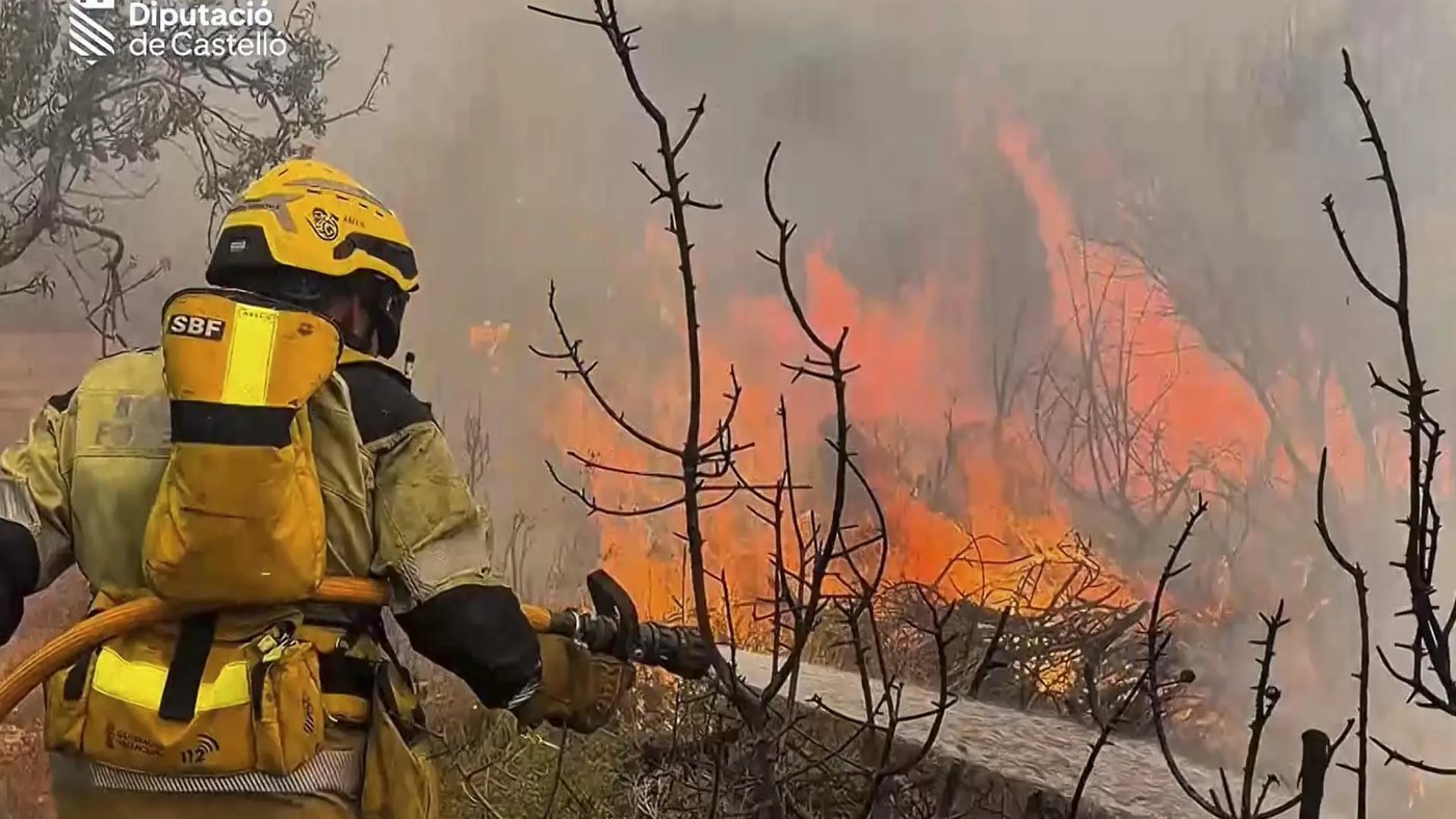 Un incendio forestal en Soneja obliga a desalojar Azuébar y la UME se suma a la extinción